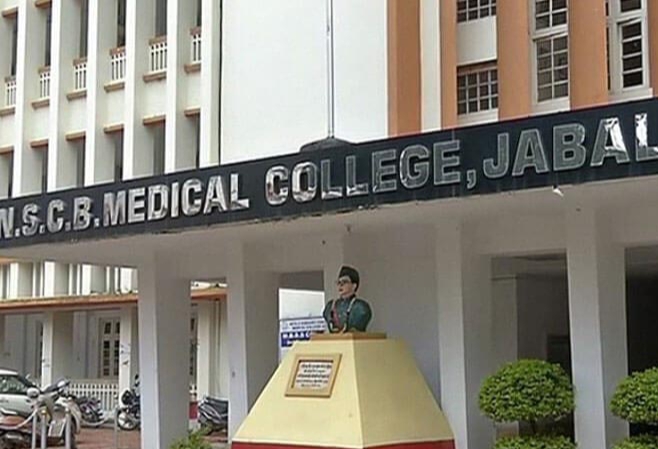 मेडिकल के मानसिक रोग विभाग में एसी फटा, सुरक्षाकर्मी हुए बेहोश, फर्नीचर और मशीनें जलीं मेडिकल के मानसिक रोग विभाग में एसी फटा, सुरक्षाकर्मी हुए बेहोश, फर्नीचर और मशीनें जलीं
