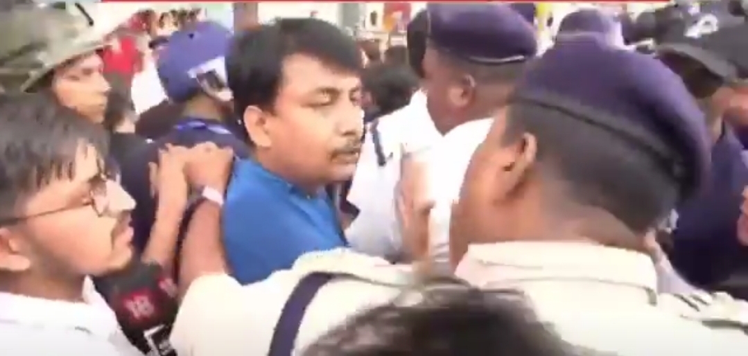 पुलिस द्वारा पत्रकार पर हमला किये जाने के बावजूद कोलकाता प्रेस क्लब चुप! वीडियो शेयर कर गरजे शुभेंदु पुलिस द्वारा पत्रकार पर हमला किये जाने के बावजूद कोलकाता प्रेस क्लब चुप! वीडियो शेयर कर गरजे शुभेंदु