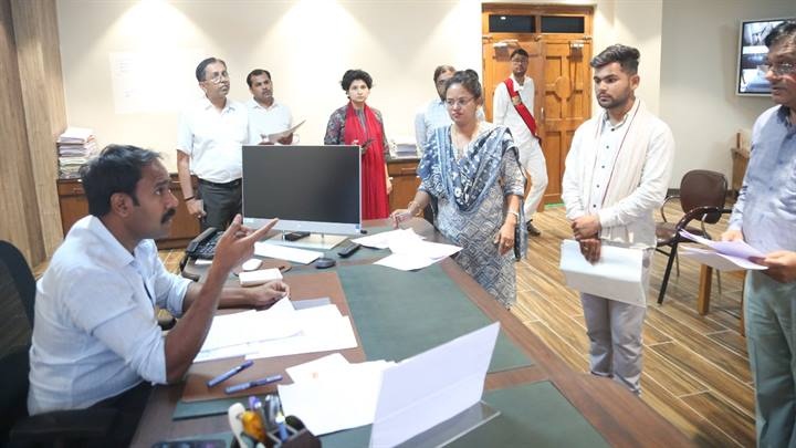 कलेक्टर ने सीएम हेल्पलाइन शिकायतकर्ता को समक्ष में सुना, कलेक्टर ने सीएम हेल्पलाइन शिकायतकर्ता को समक्ष में सुना,