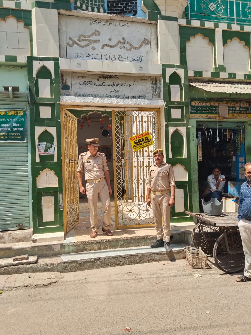 मस्जिद से बाहर आती पुलिस मस्जिद से बाहर आती पुलिस