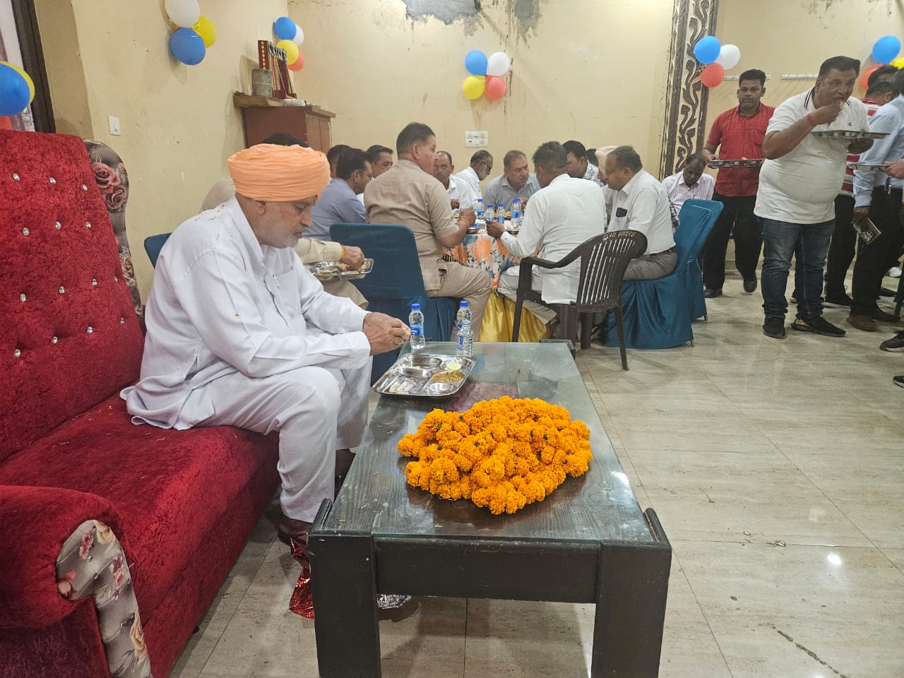 कैंटीन में खाना खाते हुए कृषि मंत्री कैंटीन में खाना खाते हुए कृषि मंत्री