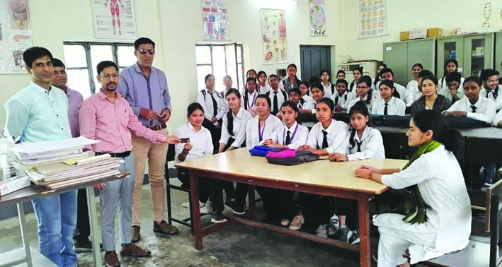 छात्र-छात्राओं को दवा वितरित करते हुए छात्र-छात्राओं को दवा वितरित करते हुए
