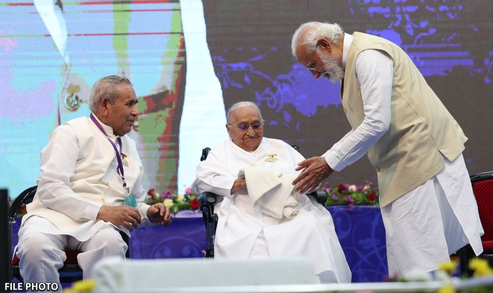 दादी रतन मोहिनी के साथ प्रधानमंत्री मोदी (प्रधानमंत्री द्वारा साझा की गई फाइल फोटो) दादी रतन मोहिनी के साथ प्रधानमंत्री मोदी (प्रधानमंत्री द्वारा साझा की गई फाइल फोटो)