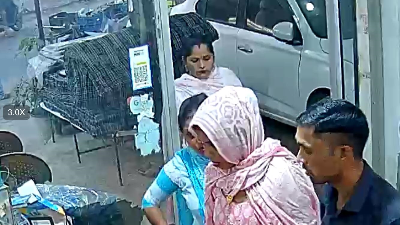 गुरुग्राम के न्यू पालम विहार मार्केट में चोरी की आरोपी महिला गुरुग्राम के न्यू पालम विहार मार्केट में चोरी की आरोपी महिला