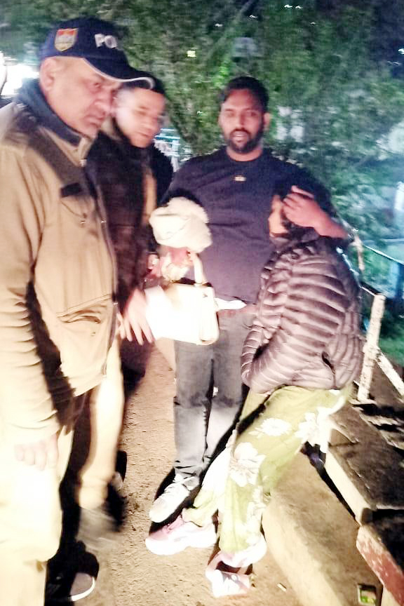 सेल्फी लेने के चक्कर में नैनी झील में गिरी महिला, पुलिस कर्मियों ने बचाया