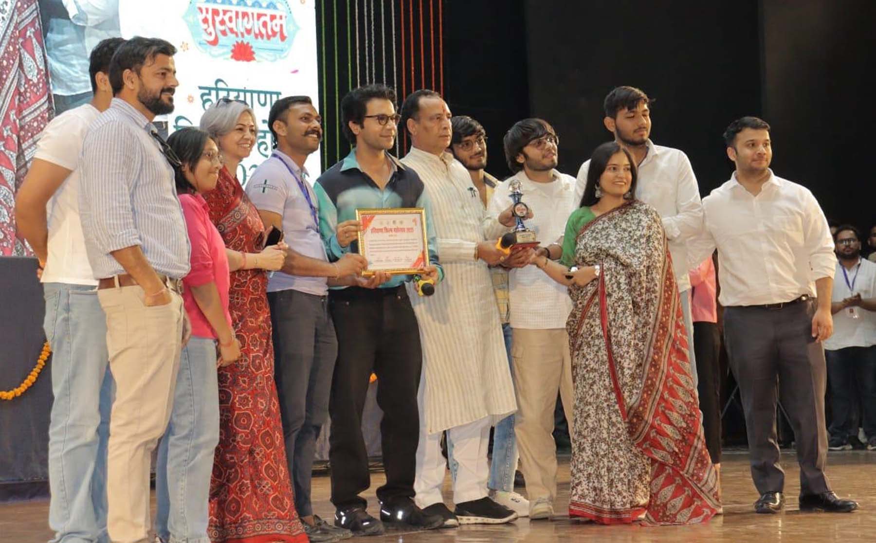 एमडीयू रोहतक में हरियाणा फिल्म महोत्सव-2025 में फिल्म अभिनेता राजकुमार राव के हाथों पुरस्कार ग्रहण करते गुरुग्राम विवि के विद्यार्थी। एमडीयू रोहतक में हरियाणा फिल्म महोत्सव-2025 में फिल्म अभिनेता राजकुमार राव के हाथों पुरस्कार ग्रहण करते गुरुग्राम विवि के विद्यार्थी।