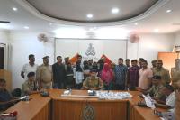 घटना का खुलासा करते पुलिस अधिकारी घटना का खुलासा करते पुलिस अधिकारी