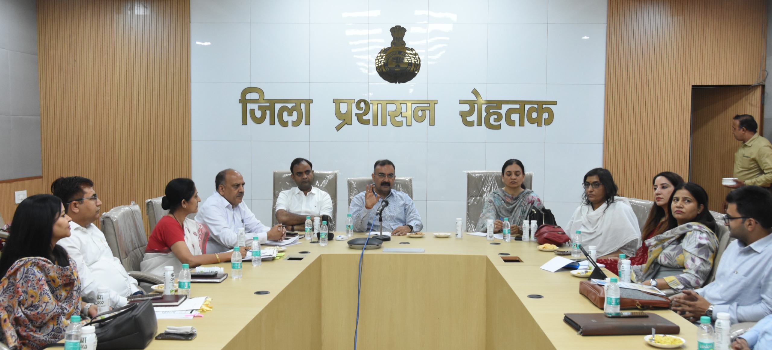 फोटो कैप्शन 8आरटीके3 : लघु सचिवालय स्थित सभागार में अधिकारियों की बैठक लेते हुए आबकारी एवं कराधान विभाग के प्रधान सचिव देवेंद्र कल्याण ----- फोटो कैप्शन 8आरटीके3 : लघु सचिवालय स्थित सभागार में अधिकारियों की बैठक लेते हुए आबकारी एवं कराधान विभाग के प्रधान सचिव देवेंद्र कल्याण -----