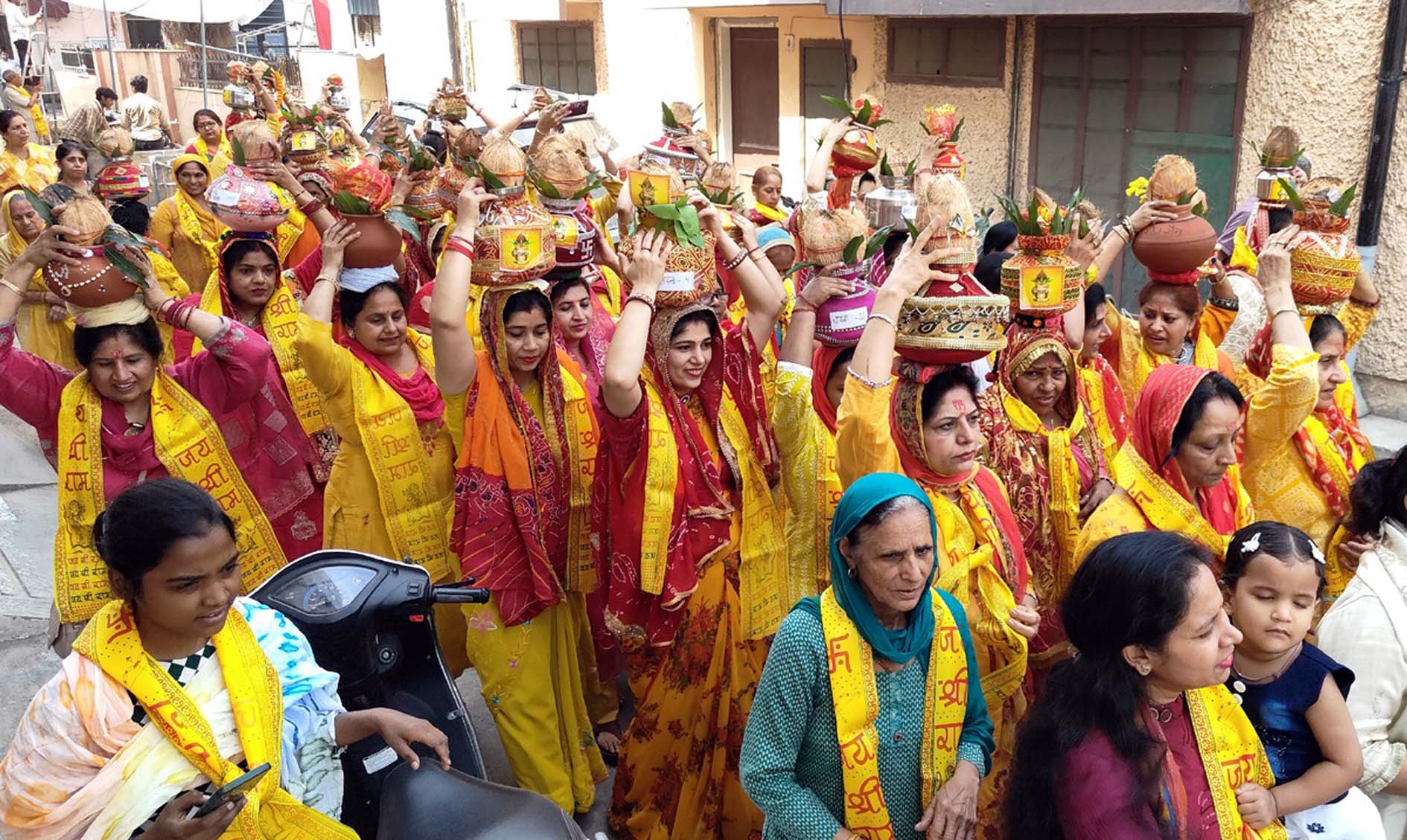 हनुमान मंदिर, जवाहर नगर से निकली कलश यात्रा में भाग लेते श्रद्धालु। हनुमान मंदिर, जवाहर नगर से निकली कलश यात्रा में भाग लेते श्रद्धालु।