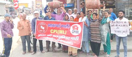 माले कार्यकर्ताओं ने गैस सिलेंडरों के साथ किया प्रदर्शन माले कार्यकर्ताओं ने गैस सिलेंडरों के साथ किया प्रदर्शन