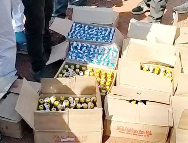 सोनीपत: कार समेत जब्त की गई शराब की पेटियां सोनीपत: कार समेत जब्त की गई शराब की पेटियां