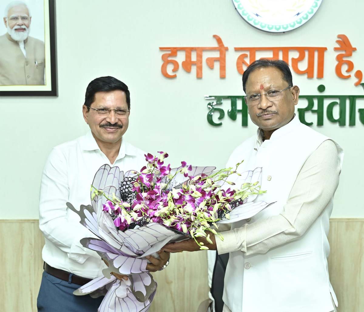 मुख्यमंत्री देव साय से एसईसीएल के नवनियुक्त सीएमडी हरीश दुहन भेंट करते मुख्यमंत्री देव साय से एसईसीएल के नवनियुक्त सीएमडी हरीश दुहन भेंट करते
