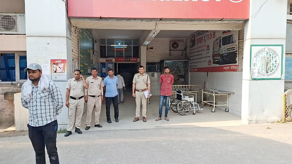 सोनीपत: सिविल अस्पताल में शवों को लेकर आए पुलिस कर्मचारी सोनीपत: सिविल अस्पताल में शवों को लेकर आए पुलिस कर्मचारी