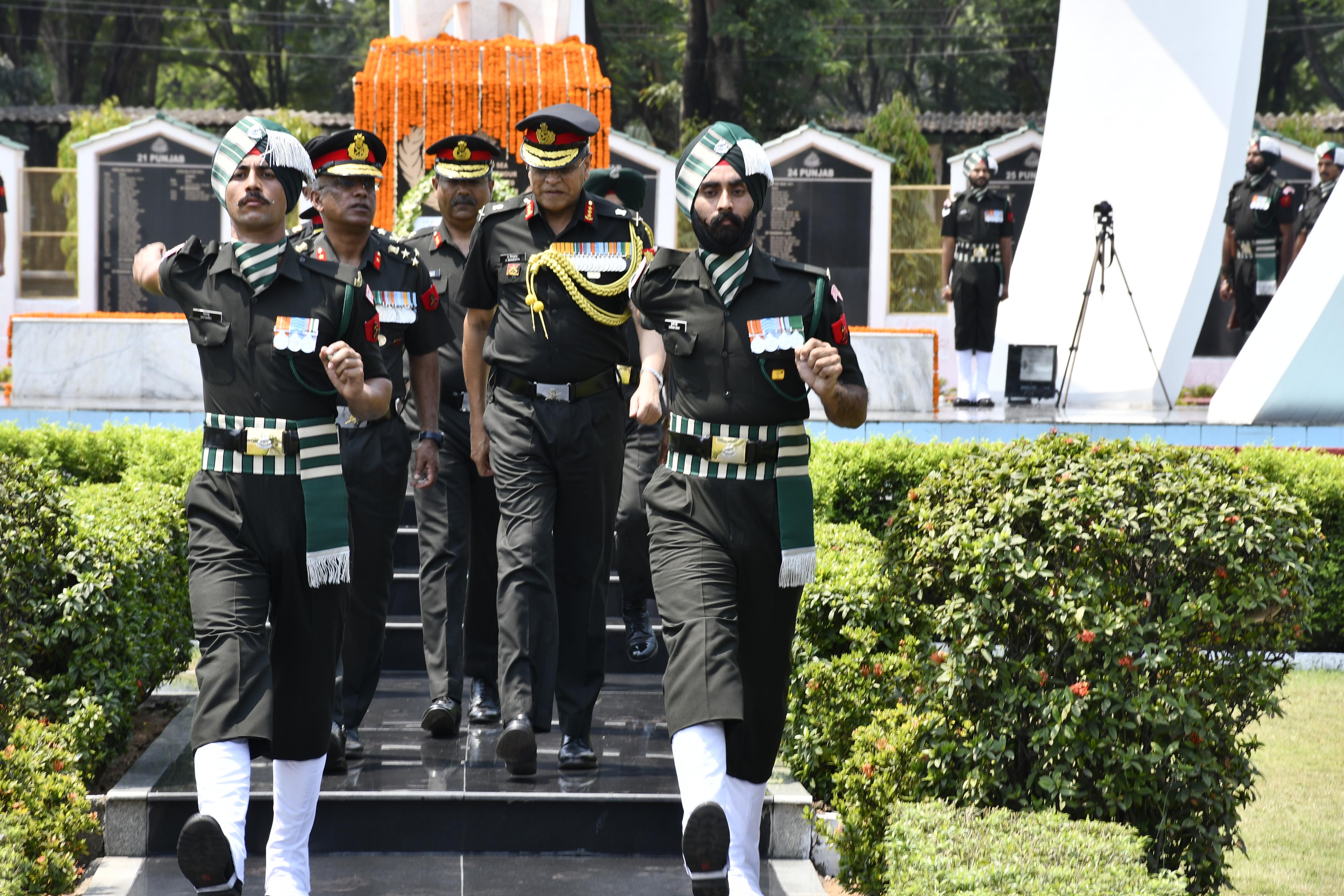 पंजाब रेजीमेंट के दौरे पर पहुंचे सेना कमांडर पंजाब रेजीमेंट के दौरे पर पहुंचे सेना कमांडर