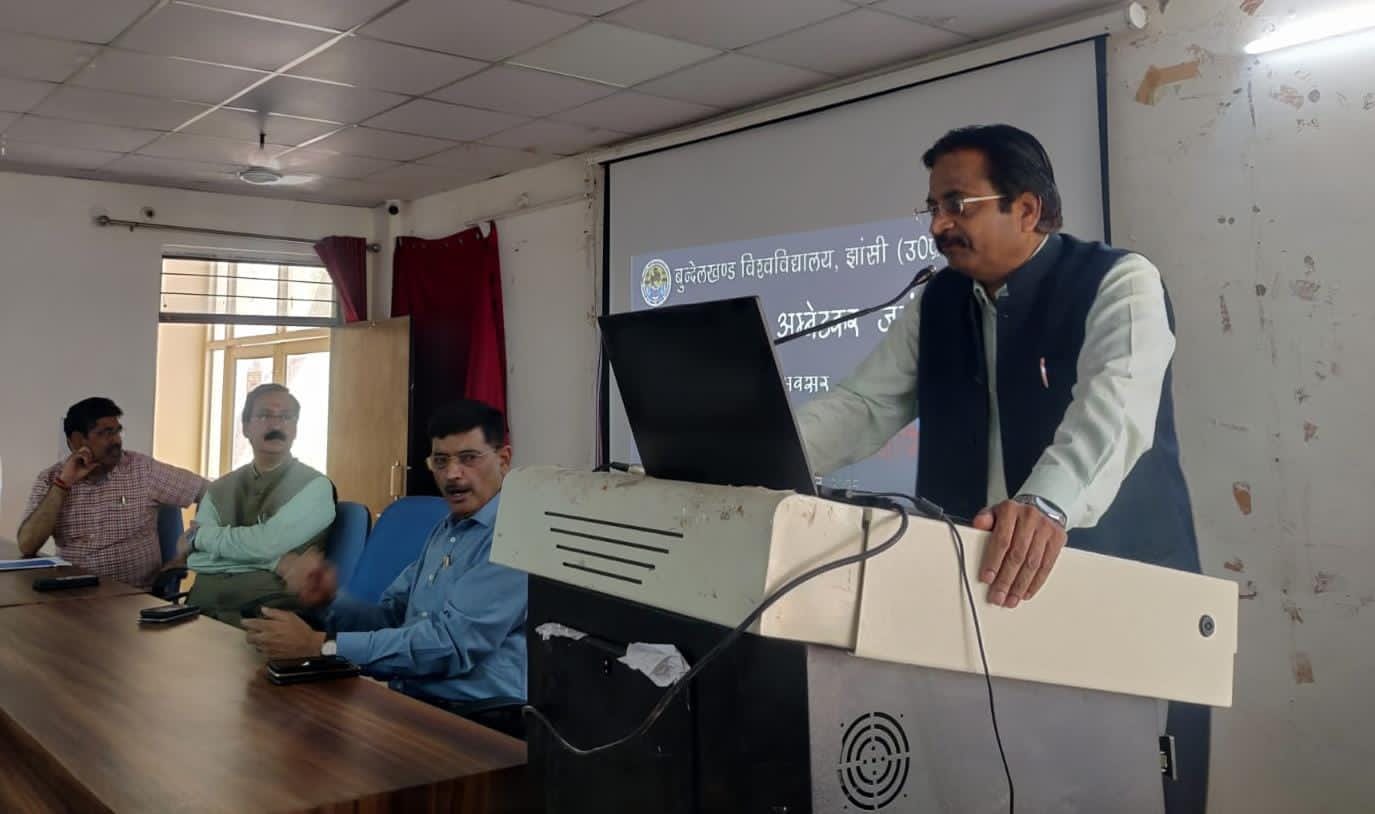 छात्रों को संबोधित करते कुलपति छात्रों को संबोधित करते कुलपति