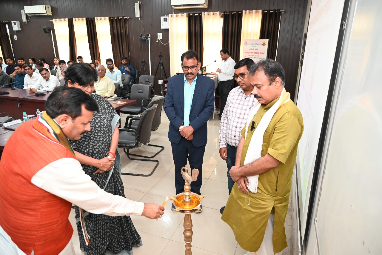 दीप प्रज्वलित कर कार्यक्रम का शुभारंभ करते हुए मुख्य अतिथि