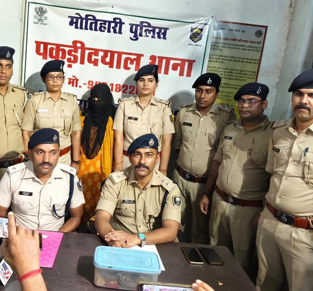 पुलिस गिरफ्त में आरोपी लड़की पुलिस गिरफ्त में आरोपी लड़की
