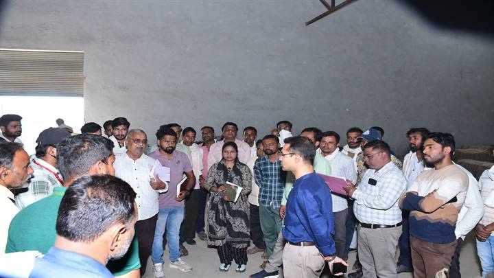 कलेक्टर ने कुकरावद के उपार्जन केन्द्र का निरीक्षण किया कलेक्टर ने कुकरावद के उपार्जन केन्द्र का निरीक्षण किया