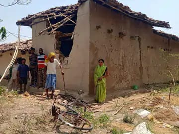कोरबा : हाथियों का आतंक, 4 घरों को तोड़ा, धान भी खाया कोरबा : हाथियों का आतंक, 4 घरों को तोड़ा, धान भी खाया