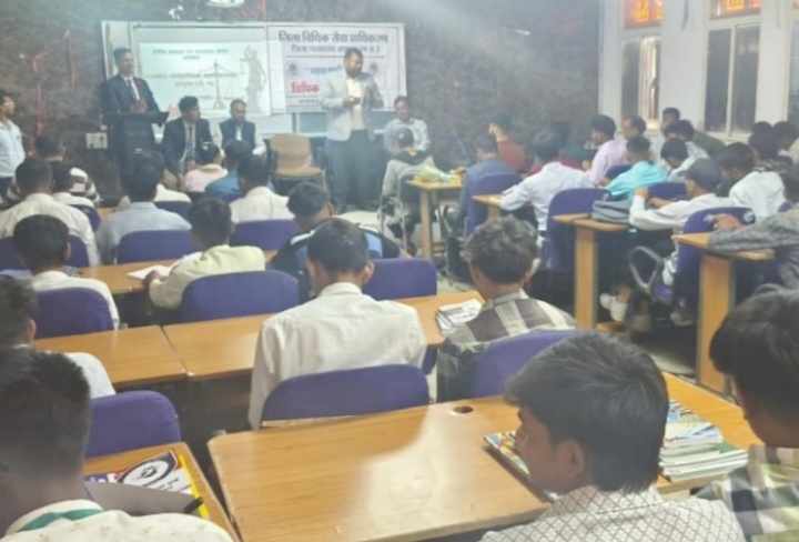 उद्बोधन करते हुए जस्टिस सुनहरे उद्बोधन करते हुए जस्टिस सुनहरे