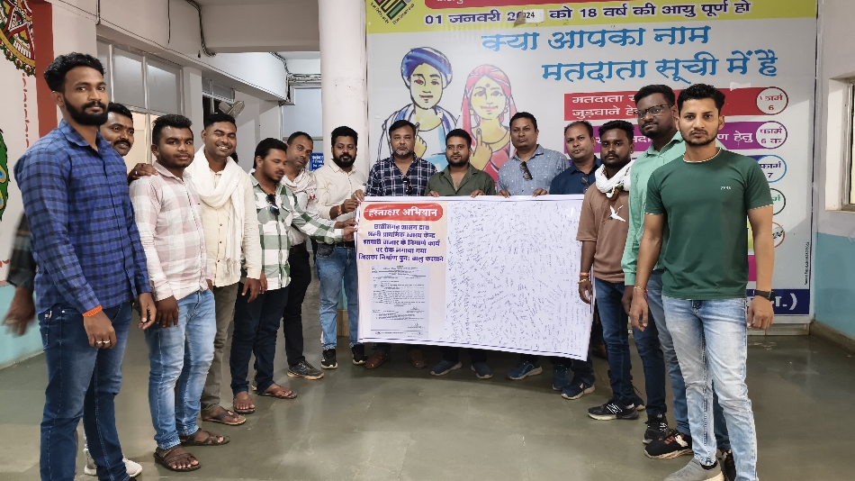 कलेक्ट्रेट में शहरी प्राथमिक स्वास्थ्य केंद्र के निर्माण की मांग करते कांग्रेस कार्यकर्ता। कलेक्ट्रेट में शहरी प्राथमिक स्वास्थ्य केंद्र के निर्माण की मांग करते कांग्रेस कार्यकर्ता।