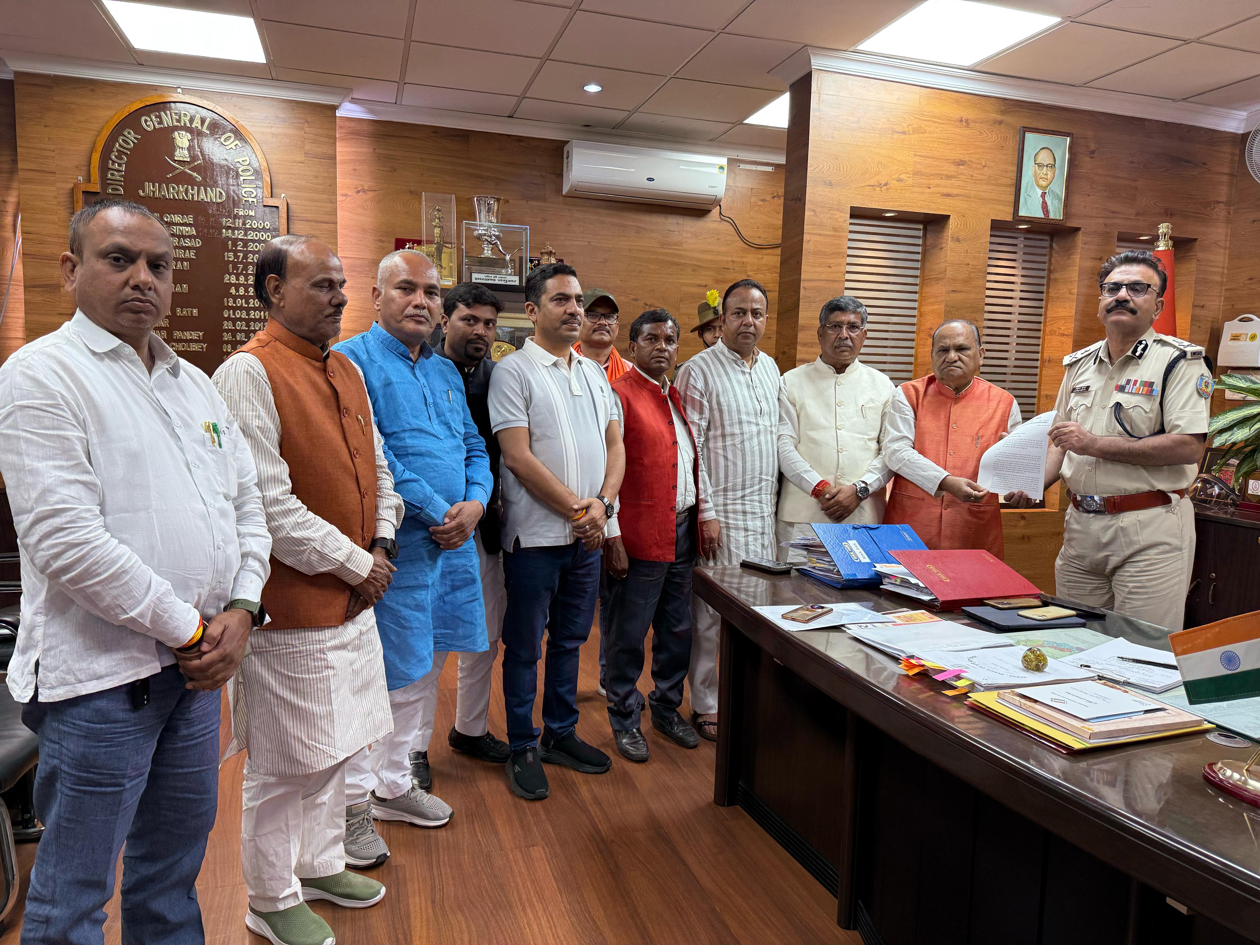 डीजीपी से मुलाकात करते भाजपा प्रतिनिधिमंडल डीजीपी से मुलाकात करते भाजपा प्रतिनिधिमंडल