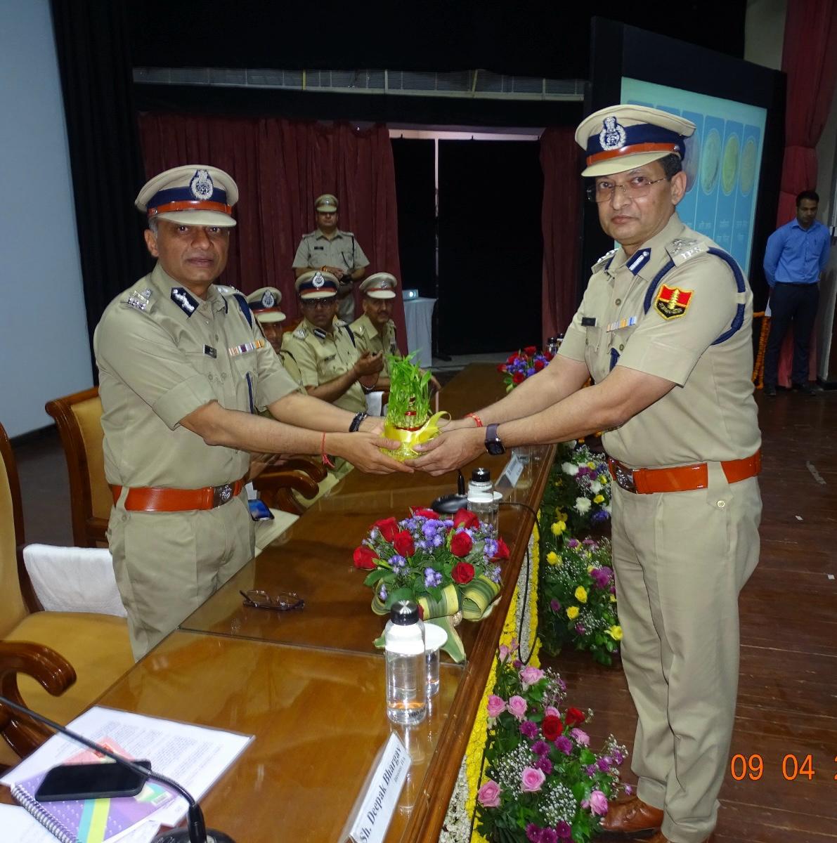 विभाग व राष्ट्र की सेवा में निरंतर सर्वोत्तम योगदान देते रहे : डीजी अग्रवाल विभाग व राष्ट्र की सेवा में निरंतर सर्वोत्तम योगदान देते रहे : डीजी अग्रवाल
