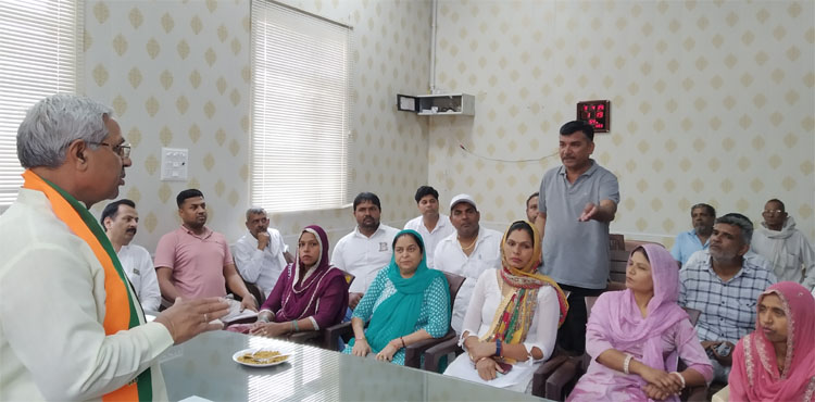 सोनीपत पार्षदों को संबोधित करते चेयरमैन हीरालाल इंदौरा सोनीपत पार्षदों को संबोधित करते चेयरमैन हीरालाल इंदौरा