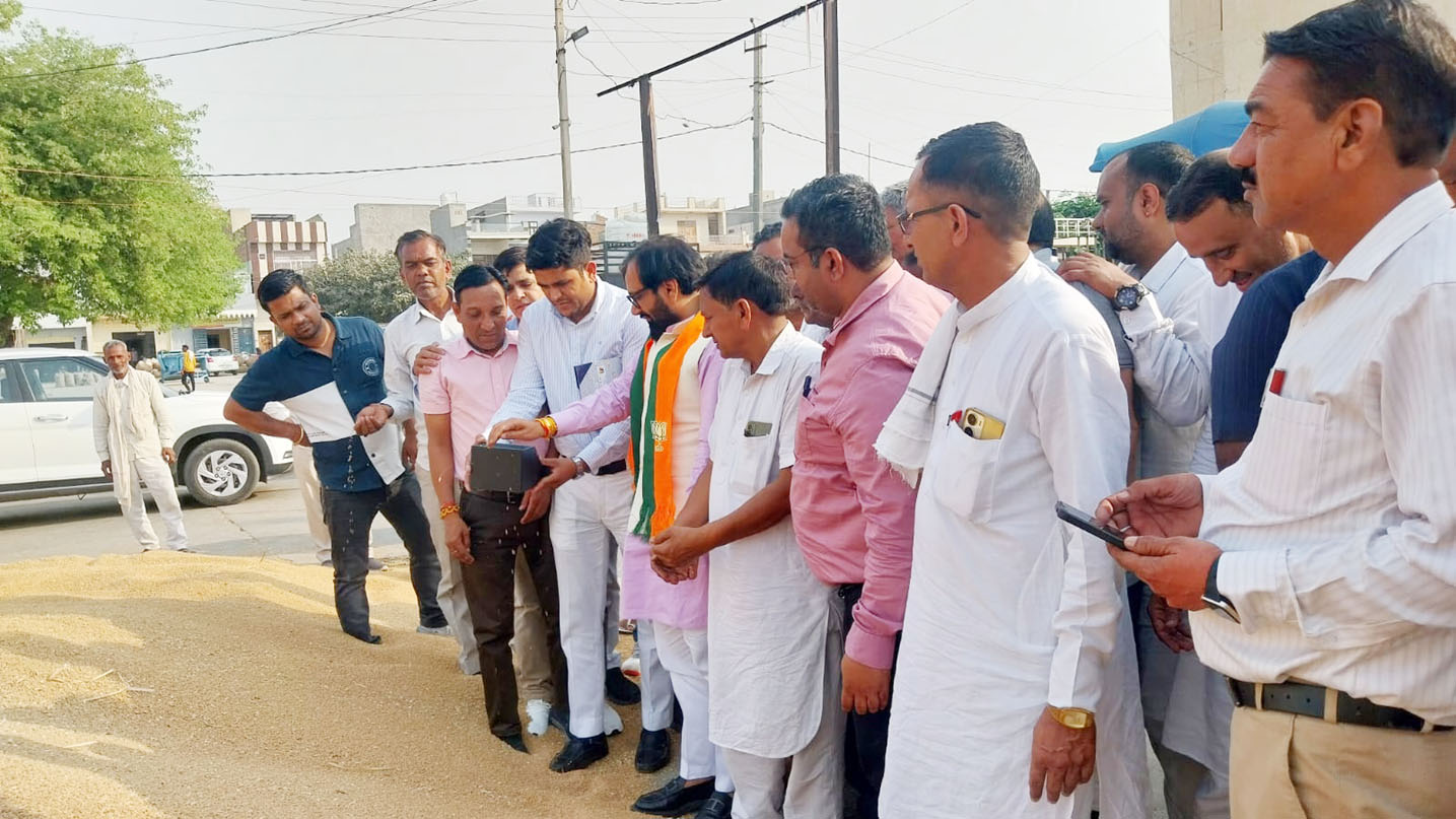 खरीद शुरू करवाते हुए विधायक। खरीद शुरू करवाते हुए विधायक।