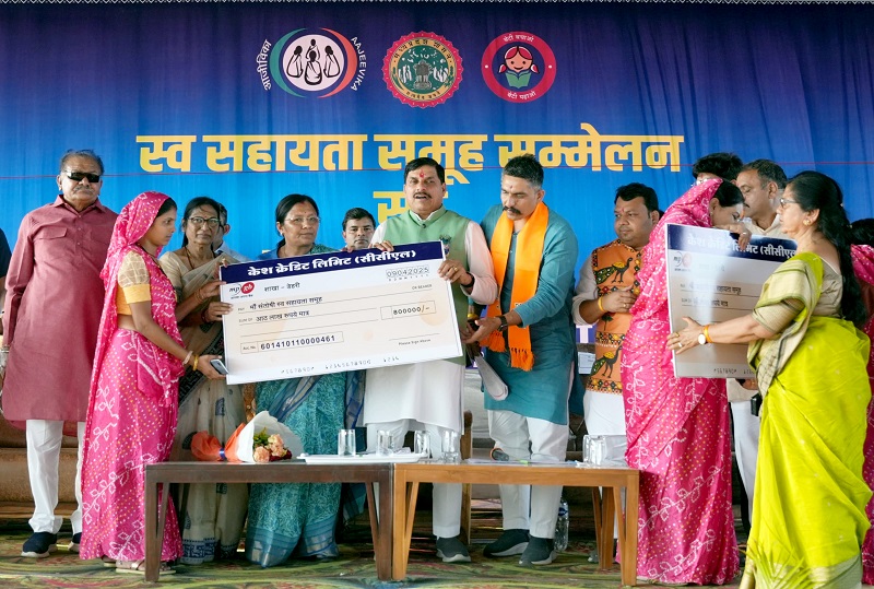 कुक्षी में स्व-सहायता समूह सम्मेलन सह-पोषण पखवाड़े कार्यक्रम में मुख्यमंत्री कुक्षी में स्व-सहायता समूह सम्मेलन सह-पोषण पखवाड़े कार्यक्रम में मुख्यमंत्री