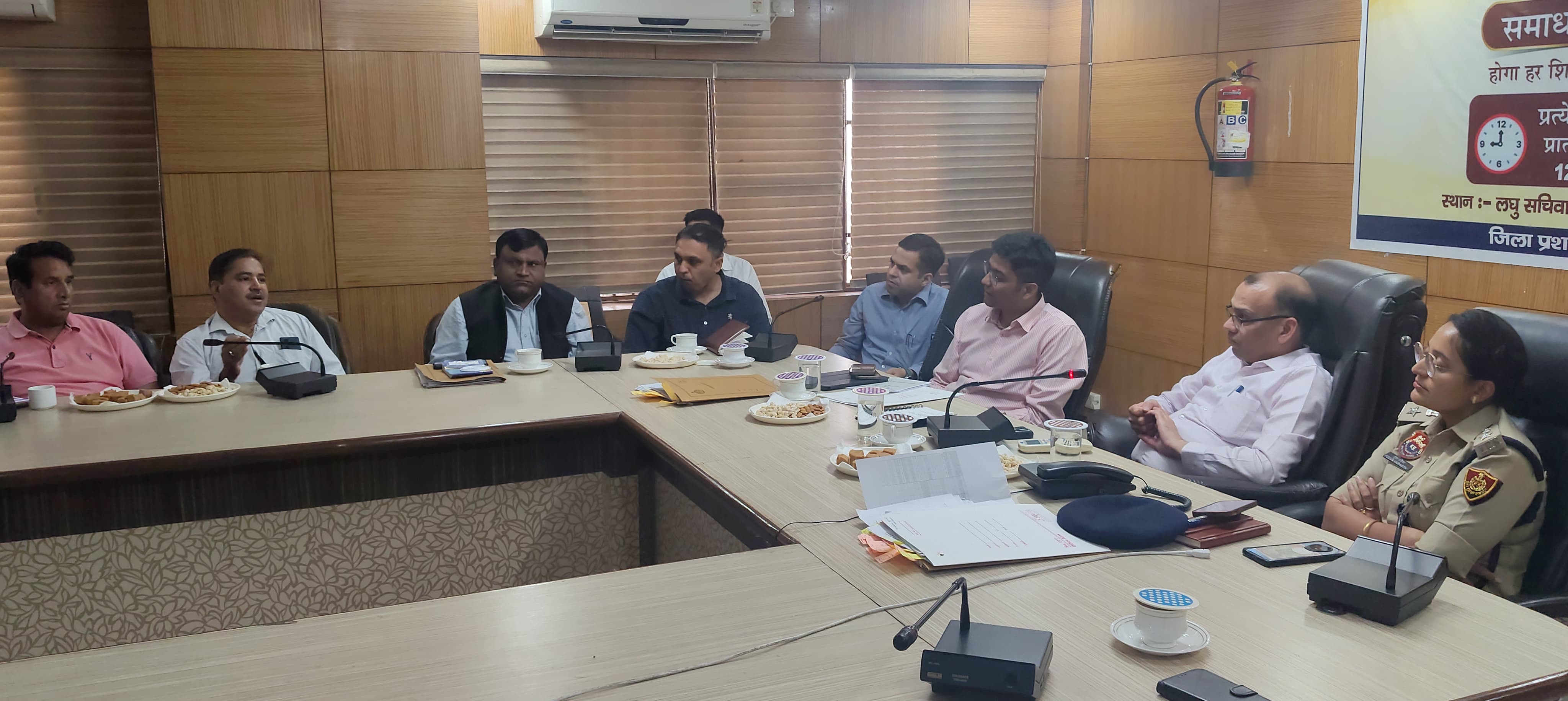 पत्रकारों को संबोधित करते हुए उपायुक्त डॉ विवेक भारती। पत्रकारों को संबोधित करते हुए उपायुक्त डॉ विवेक भारती।