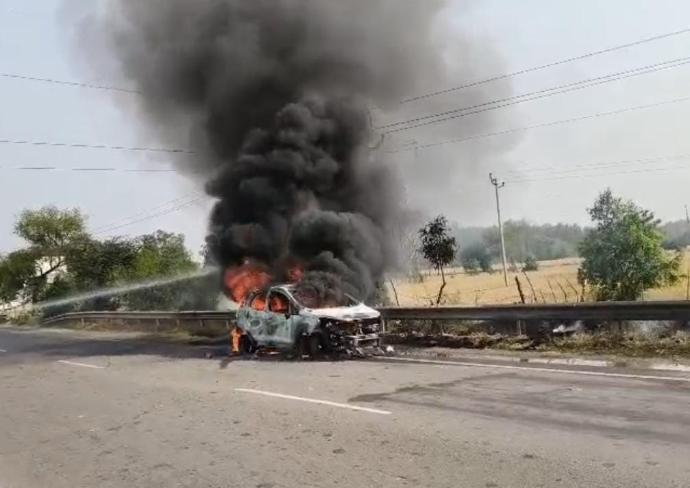 जलती कार से उठता धुआं। जलती कार से उठता धुआं।