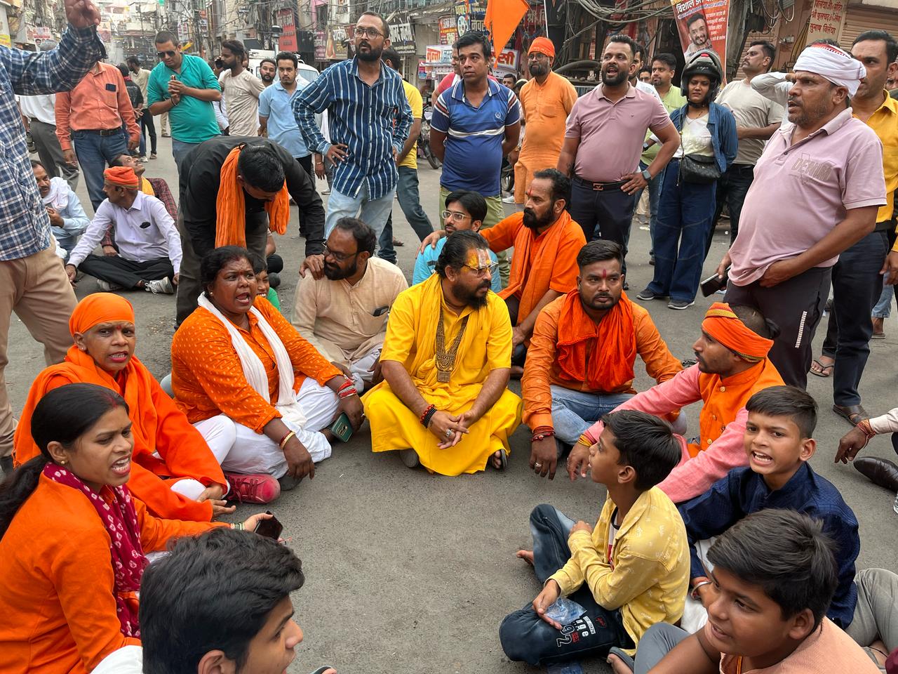 मां धूमावती पीठ बूढ़ी खेरमाई माता पर आपत्तिजनक टिप्पणी से फैला रोष हिंदू संगठनों ने दिया धरना मां धूमावती पीठ बूढ़ी खेरमाई माता पर आपत्तिजनक टिप्पणी से फैला रोष हिंदू संगठनों ने दिया धरना