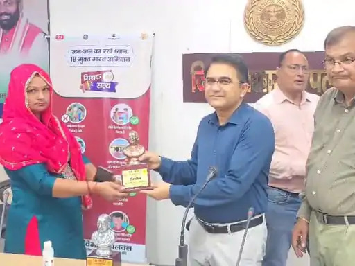 पलवल में ग्राम पंचायतों को सम्मानित करते जिला उपायुक्त ड़ॉ हरिश कुमार वशिष्ठ। पलवल में ग्राम पंचायतों को सम्मानित करते जिला उपायुक्त ड़ॉ हरिश कुमार वशिष्ठ।