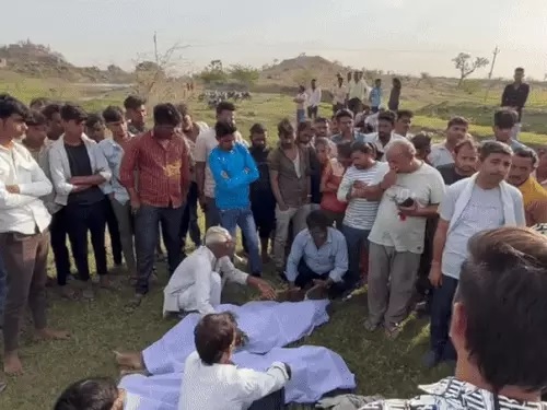 तालाब किनारे एकत्र लाेग तालाब किनारे एकत्र लाेग
