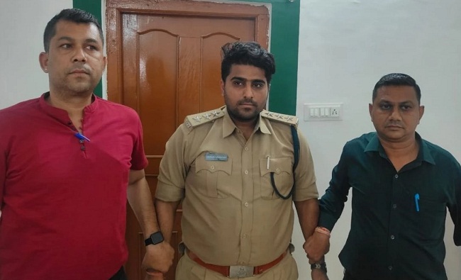 धारः लोकायुक्त पुलिस ने बाग में वन रेंजर को एक लाख की रिश्वत लेते रंगेहाथों पकड़ा धारः लोकायुक्त पुलिस ने बाग में वन रेंजर को एक लाख की रिश्वत लेते रंगेहाथों पकड़ा