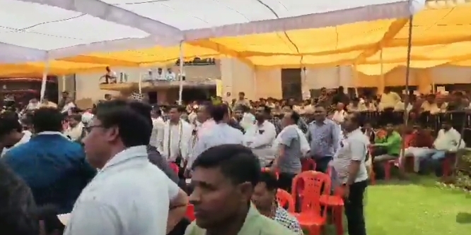 प्रदर्शन के लिए एकत्रित हुए पावन कॉरपोरेशन के कर्मचारी, अभियंता (वीडियो से ली गयी फोटो) प्रदर्शन के लिए एकत्रित हुए पावन कॉरपोरेशन के कर्मचारी, अभियंता (वीडियो से ली गयी फोटो)