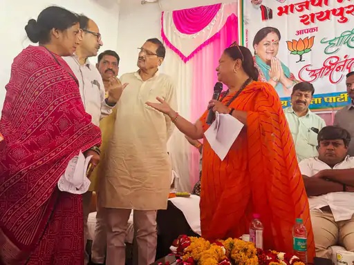 अधिकारियाें से बात करती राजे। अधिकारियाें से बात करती राजे।