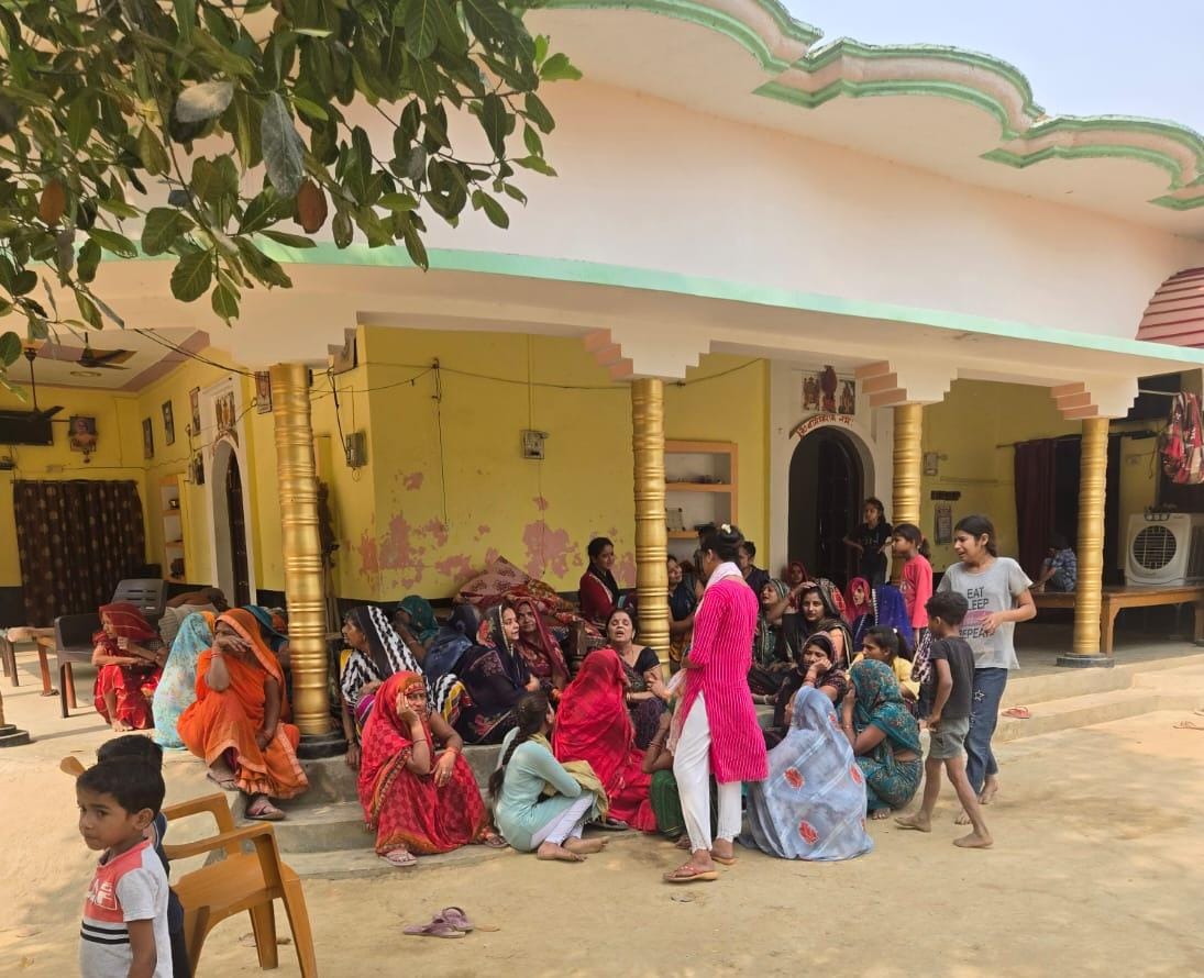 रोते बिलखते परिजन रोते बिलखते परिजन