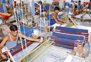पानीपत में खड्डी पर हैंडलूम का माल तैयार करते कारीगर पानीपत में खड्डी पर हैंडलूम का माल तैयार करते कारीगर