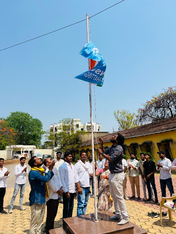 एनएसयूआई का ध्वजारोहण करते हुए जनपद सदस्य दुर्गेश नंदनी साहू साथ में जिलाध्यक्ष राजा देवांगन। एनएसयूआई का ध्वजारोहण करते हुए जनपद सदस्य दुर्गेश नंदनी साहू साथ में जिलाध्यक्ष राजा देवांगन।