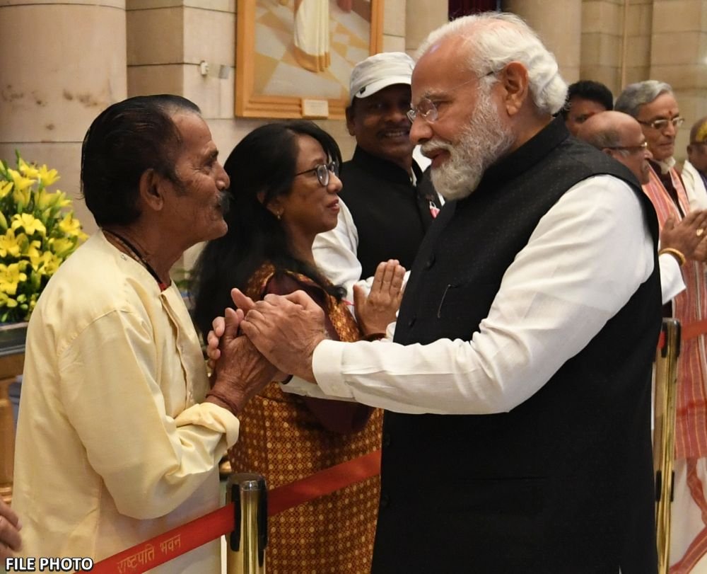 प्रधानमंत्री नरेन्द्र मोदी और पद्मश्री रामसहाय पांडे (फाइल फोटो) प्रधानमंत्री नरेन्द्र मोदी और पद्मश्री रामसहाय पांडे (फाइल फोटो)