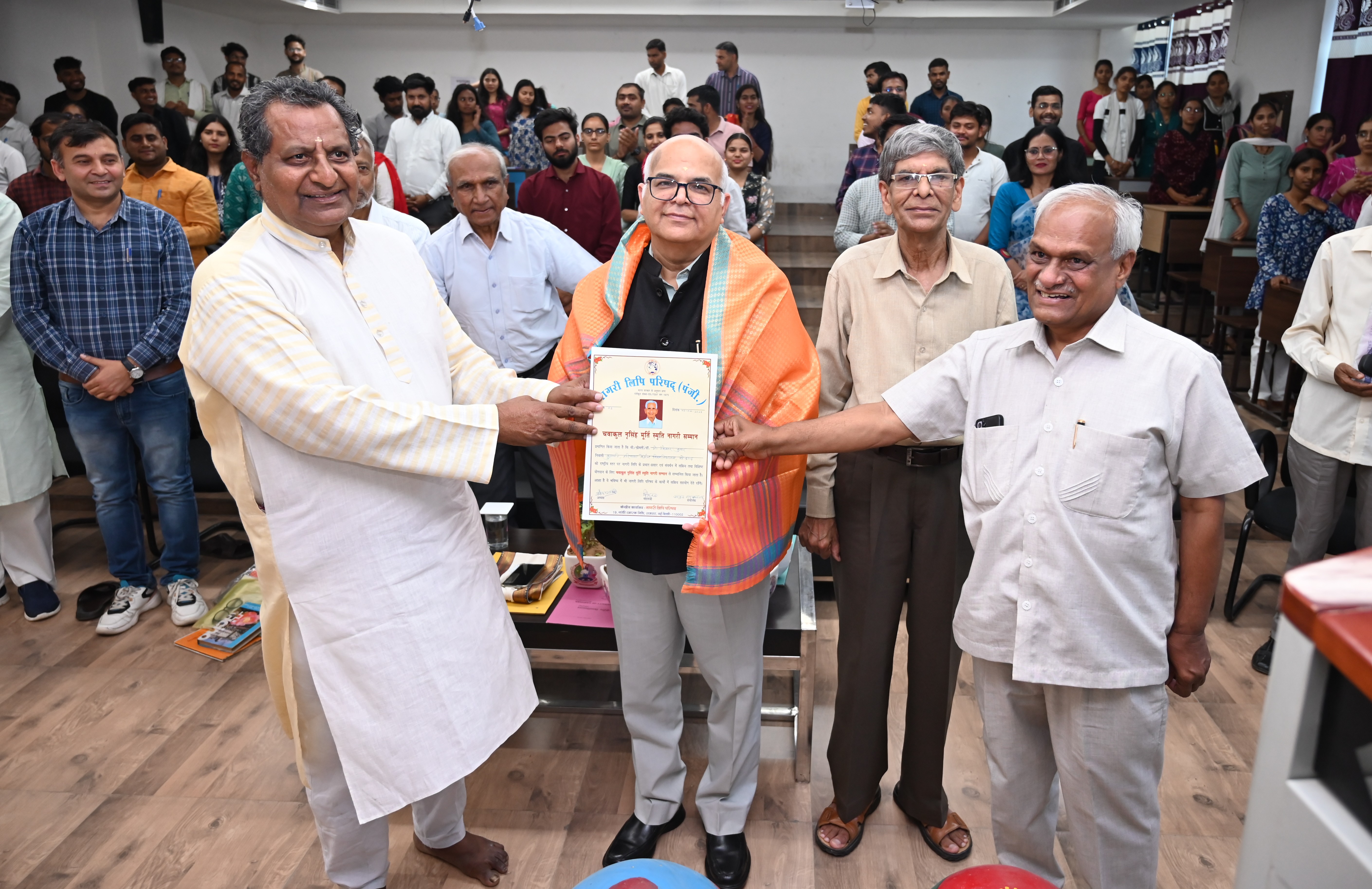 संगोष्ठी में कुलपति प्रोफेसर टंकेश्वर कुमार को सम्मानित करते हुए। संगोष्ठी में कुलपति प्रोफेसर टंकेश्वर कुमार को सम्मानित करते हुए।