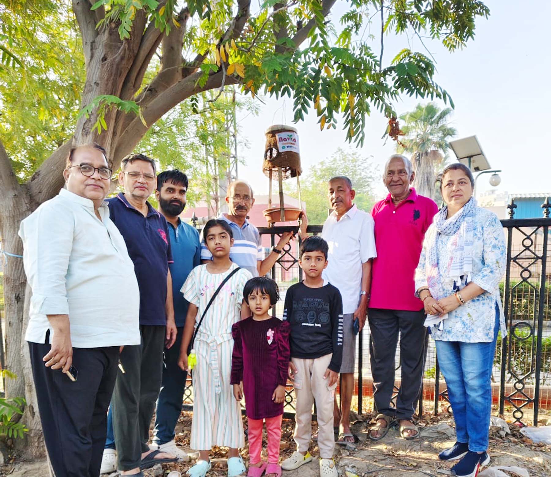 गुरुग्राम में पेड़ों पर दाना, पानी नेस्ट लगाते नवकल्प फाउंडेशन के सदस्य व आमजन। गुरुग्राम में पेड़ों पर दाना, पानी नेस्ट लगाते नवकल्प फाउंडेशन के सदस्य व आमजन।