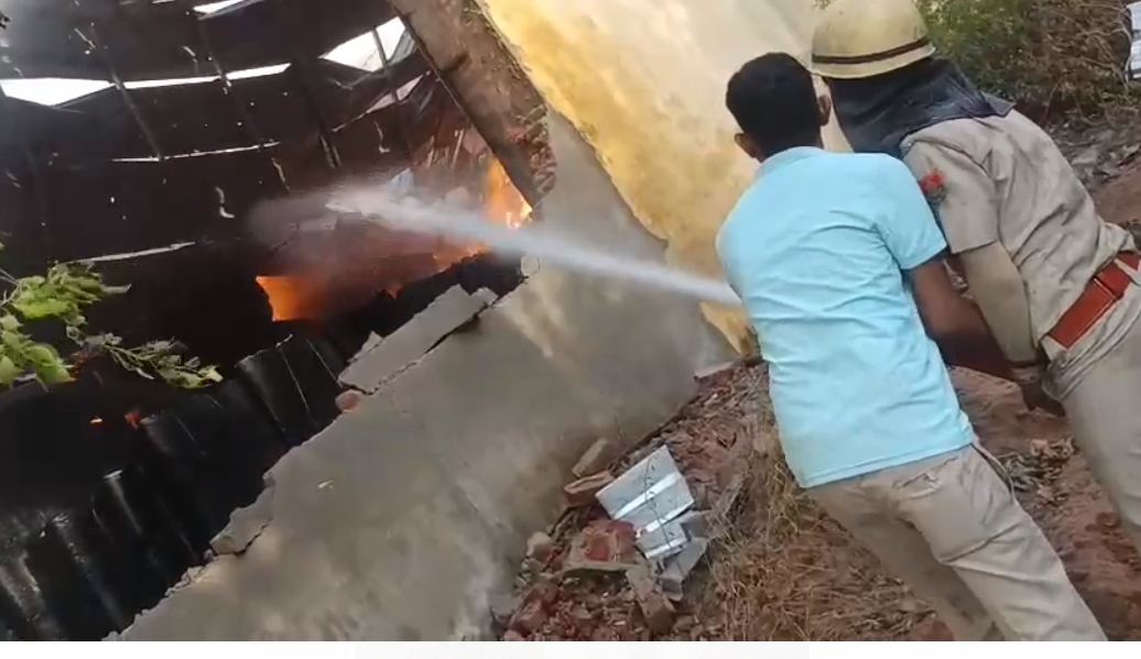 कालाडेरा रीको एरिया में प्लाईवुड फैक्ट्री में लगी आग कालाडेरा रीको एरिया में प्लाईवुड फैक्ट्री में लगी आग