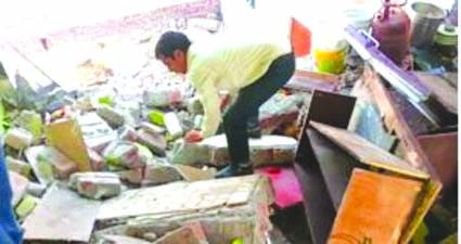 विस्फोट में तहस-नहस मकान विस्फोट में तहस-नहस मकान