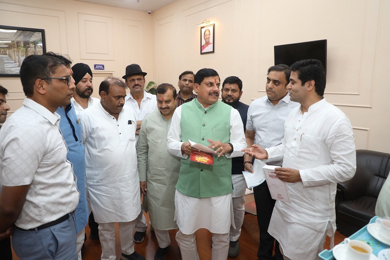 मप्रः मांडू पहुंचे मुख्यमंत्री डॉ. यादव, हुआ आत्मीय स्वागत मप्रः मांडू पहुंचे मुख्यमंत्री डॉ. यादव, हुआ आत्मीय स्वागत