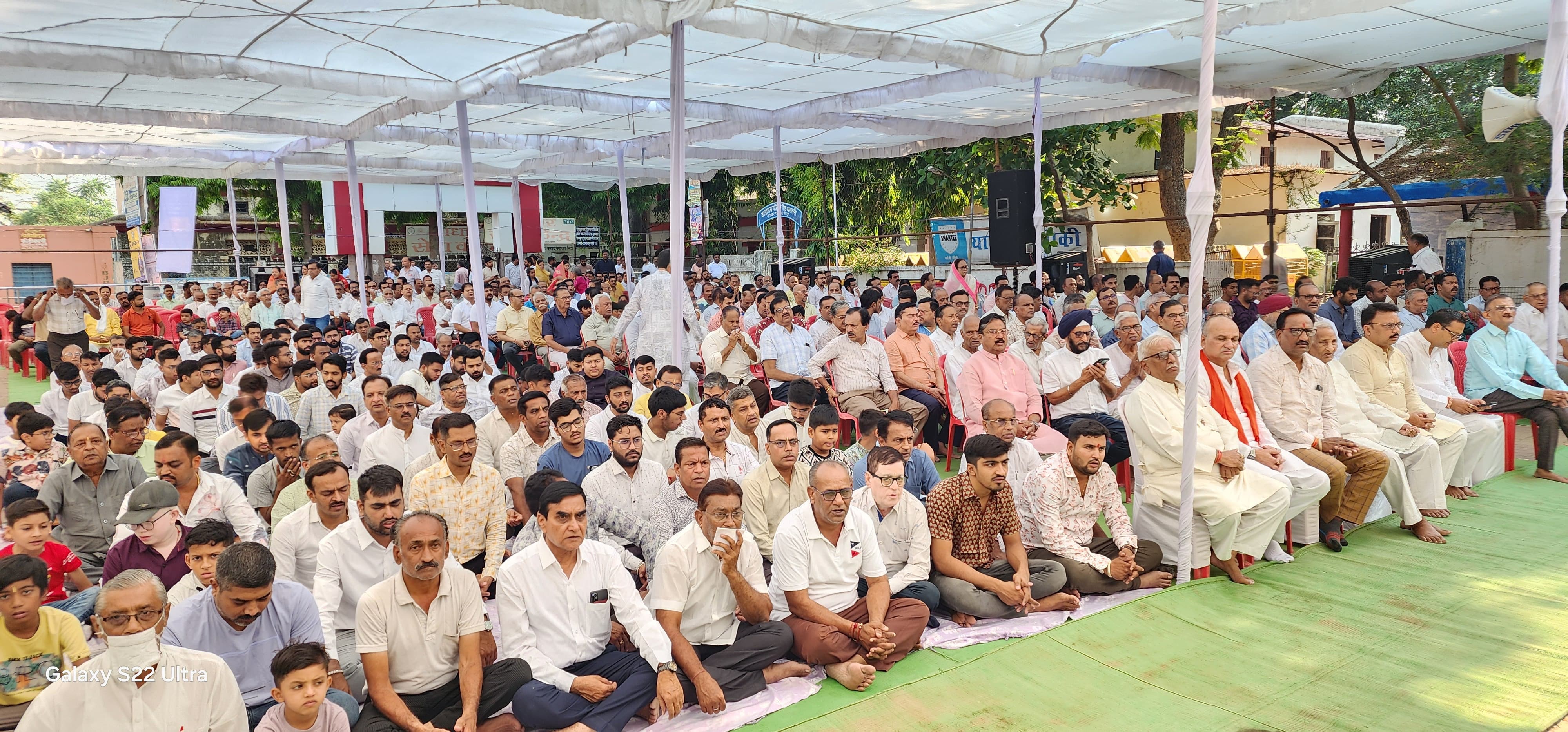 गांधी मैदान के पास आयोजित कार्यक्रम में उपस्थित नगरवासी। गांधी मैदान के पास आयोजित कार्यक्रम में उपस्थित नगरवासी।