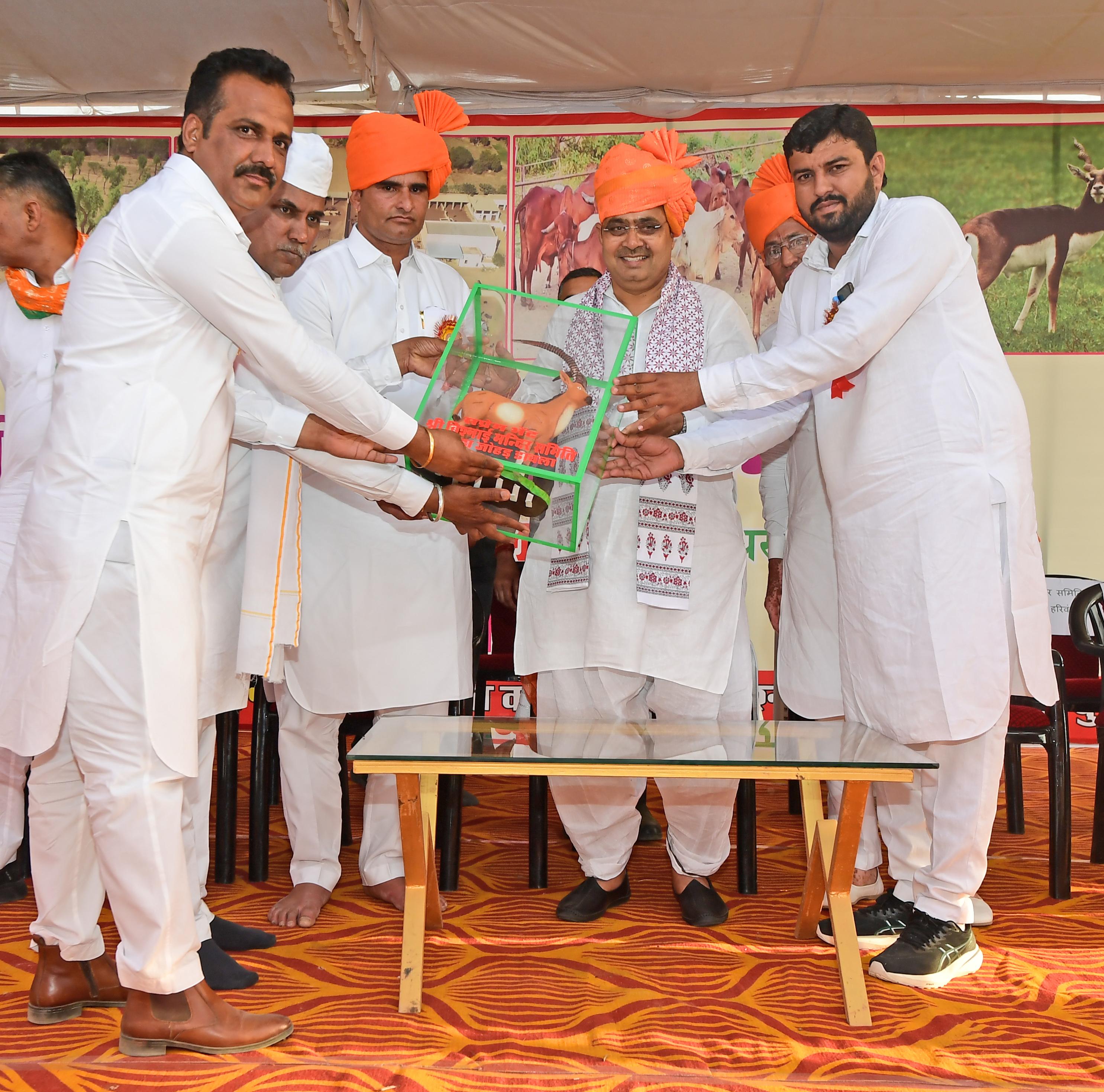 बुद्धा जोहड़ के बिश्नोई मंदिर में मुख्यमंत्री भजनलाल शर्मा बुद्धा जोहड़ के बिश्नोई मंदिर में मुख्यमंत्री भजनलाल शर्मा