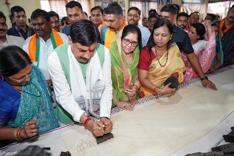 मप्रः मुख्यमंत्री डॉ. यादव ने कला के संरक्षण में ग्रामीण महिलाओं की भूमिका को सराहा मप्रः मुख्यमंत्री डॉ. यादव ने कला के संरक्षण में ग्रामीण महिलाओं की भूमिका को सराहा